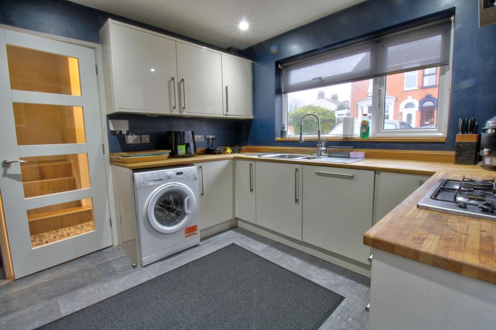 Property photo 3 of 18 Kitchen 1