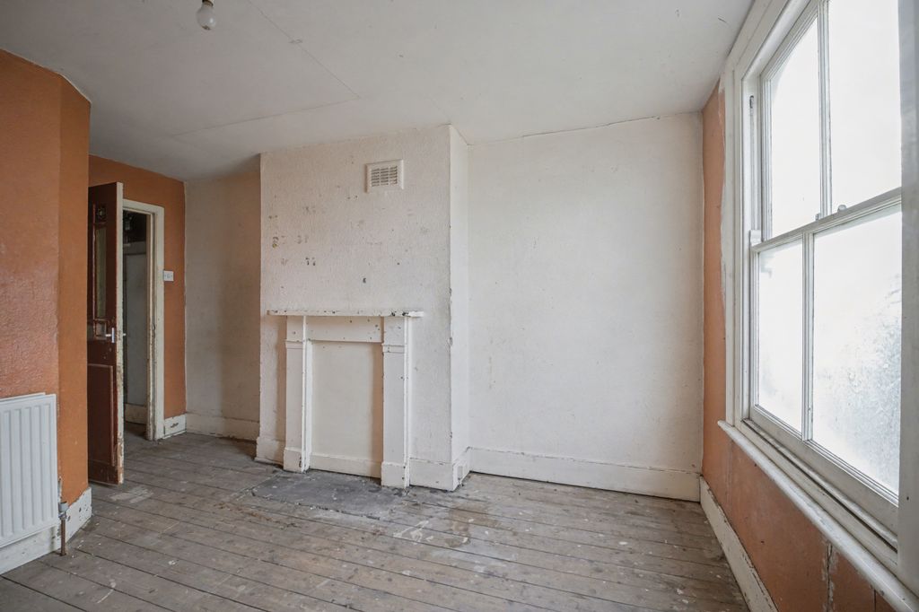 Property photo 3 of 23 18B Knoll Road, Wandsworth, London, Sw18 2Df