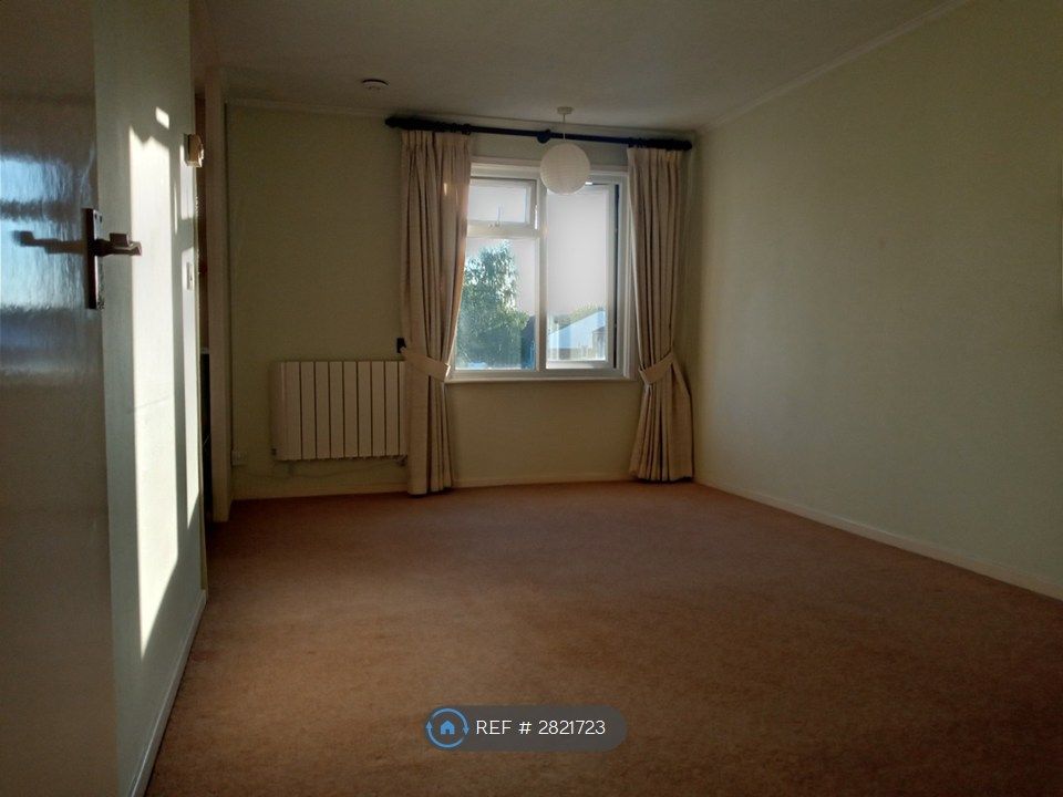 Property photo 3 of 10 16 Feet Living Room