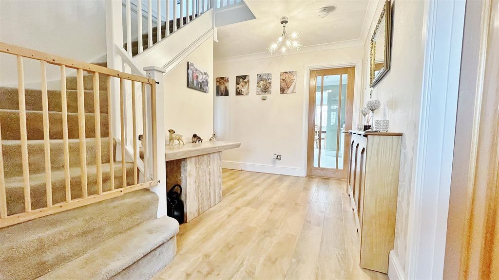 Property photo 3 of 32 Entrance Hall