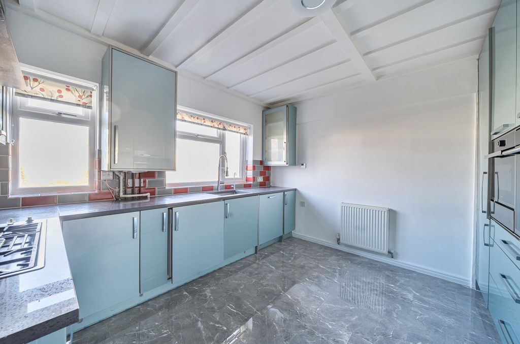 Property photo 3 of 23 1405752-16-697A74...