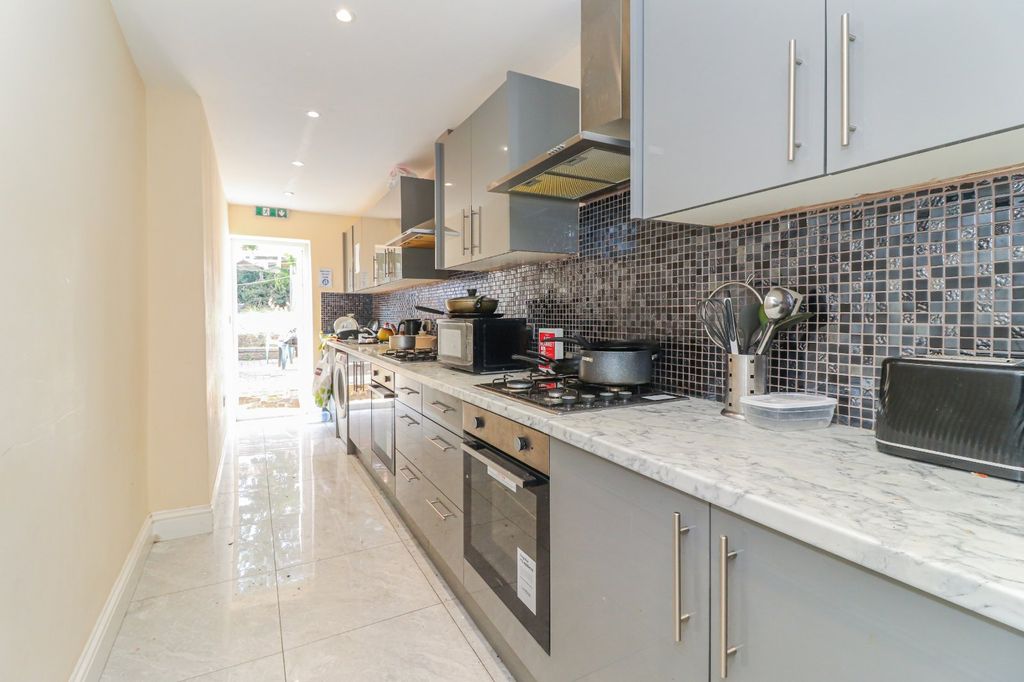 Property photo 2 of 6 Kitchen