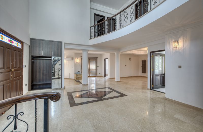 Property photo 3 of 43 Entrance Hall