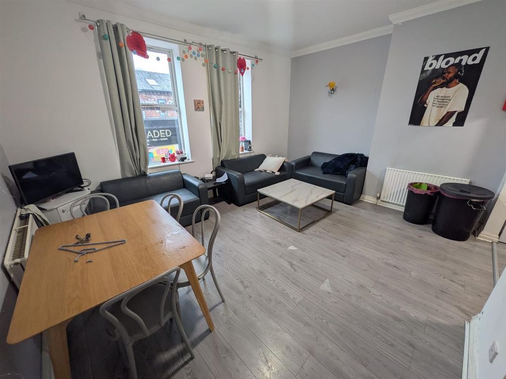 Property photo 2 of 19 Lounge