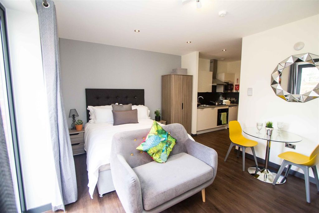 Property photo 1 of 5 Bright Modern Studio With Stylish Furnishings...