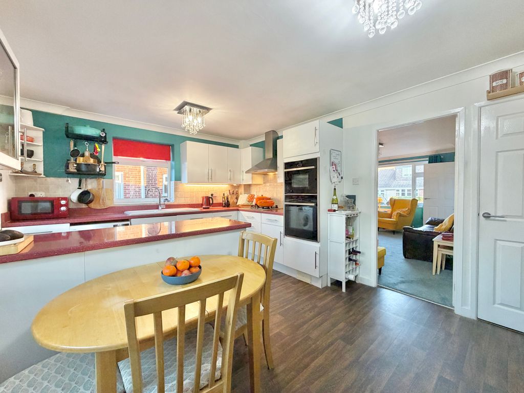 Property photo 3 of 18 Kitchen