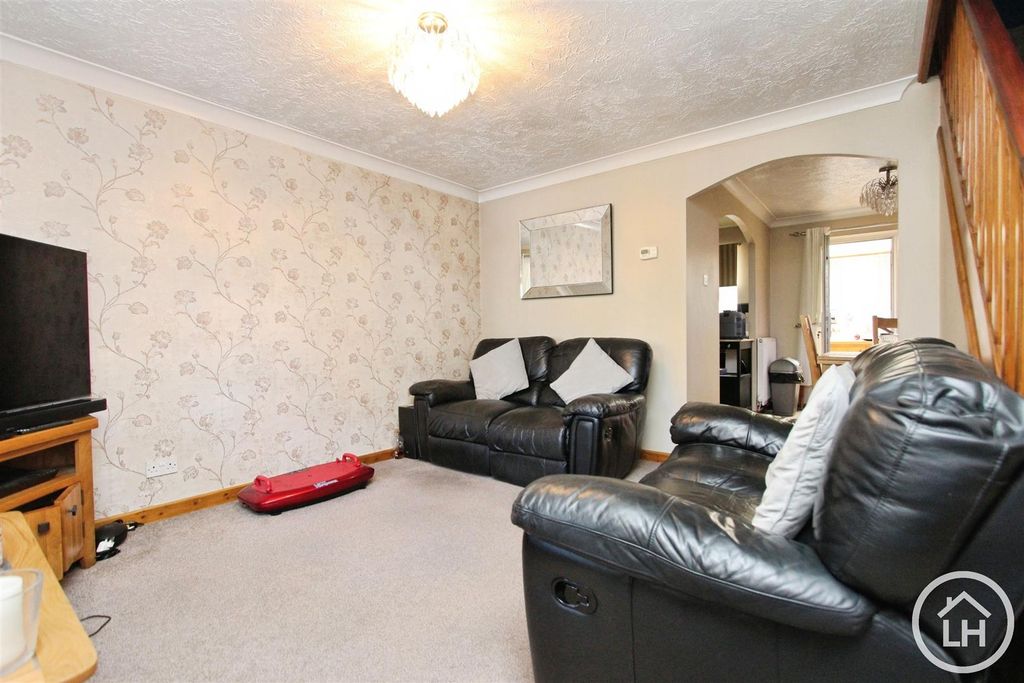 Property photo 3 of 13 Lounge