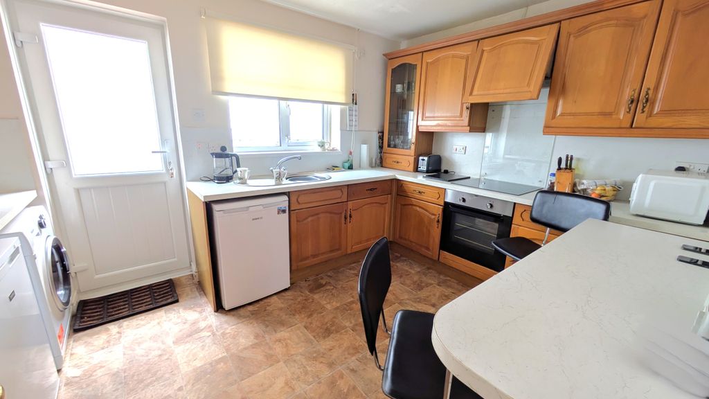 Property photo 3 of 17 Kitchen