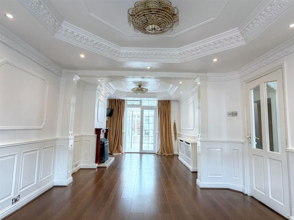 Property photo 2 of 21 Lounge.Jpg