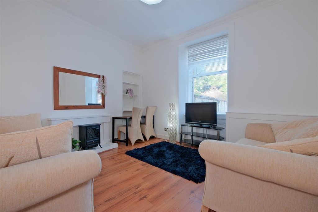 Property photo 2 of 15 Lounge