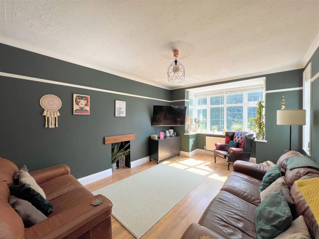 Property photo 2 of 44 Lounge