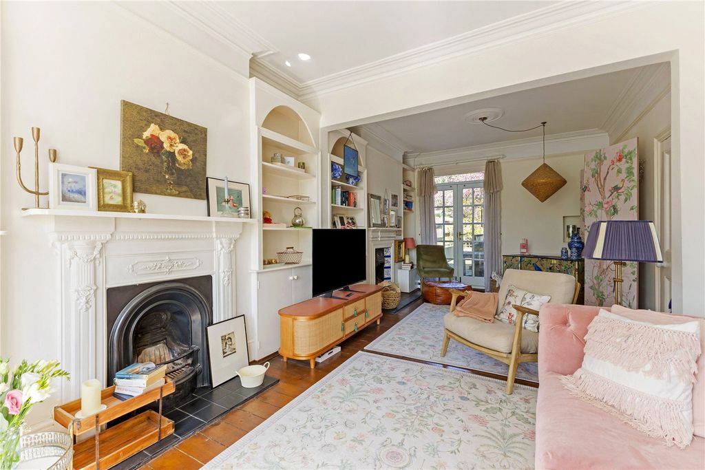 Property photo 3 of 16 Sitting