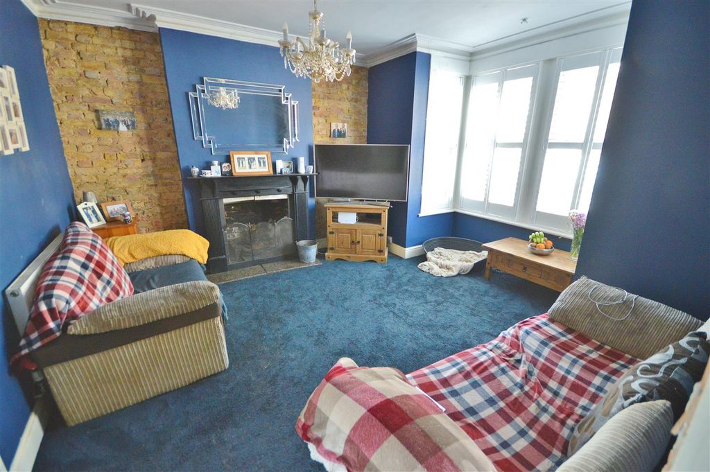 Property photo 2 of 15 Lounge