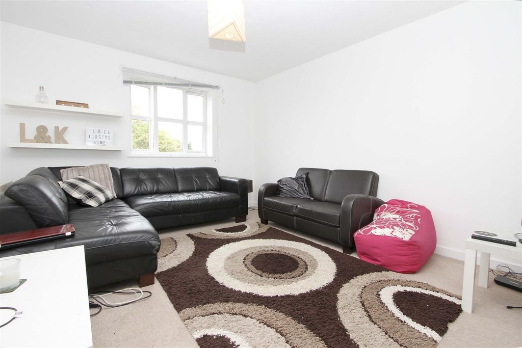 Property photo 2 of 9 Living Room