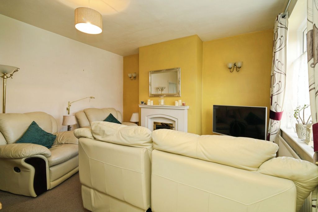 Property photo 3 of 15 Lounge