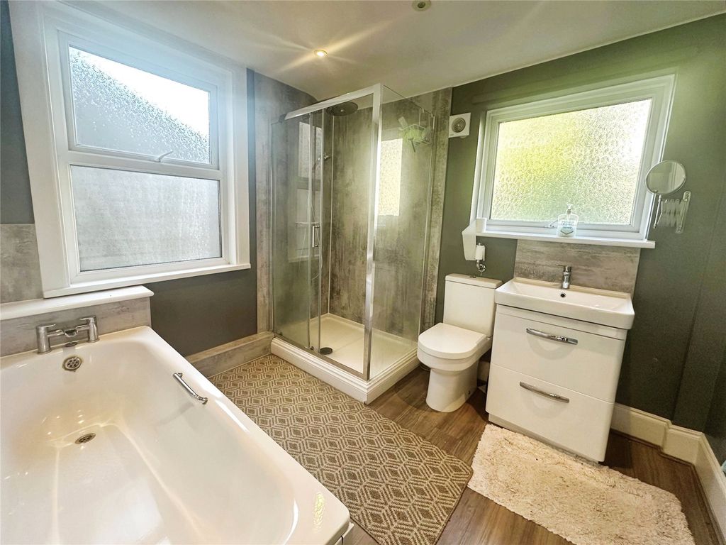 Property photo 2 of 8 Bathroom