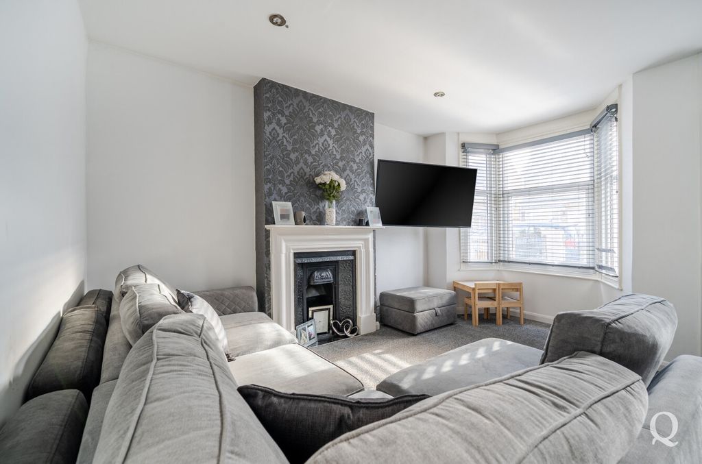 Property photo 2 of 19 E9F66c98-12E8-4A1...