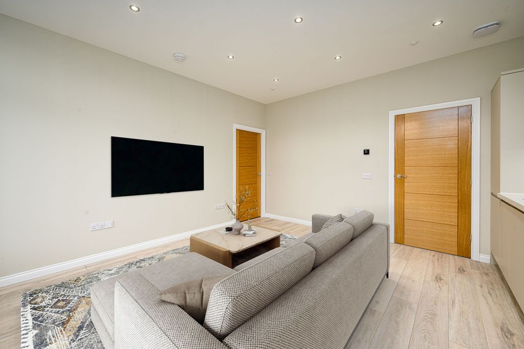 Property photo 3 of 16 Living/Kitchen