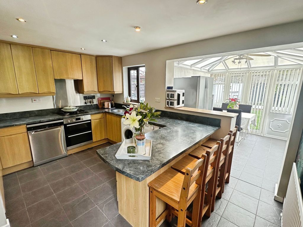 Property photo 2 of 21 Kitchen