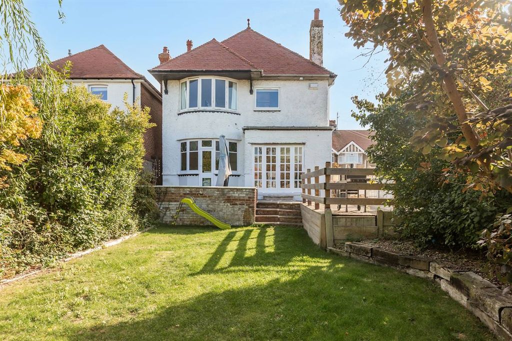 Property photo 2 of 28