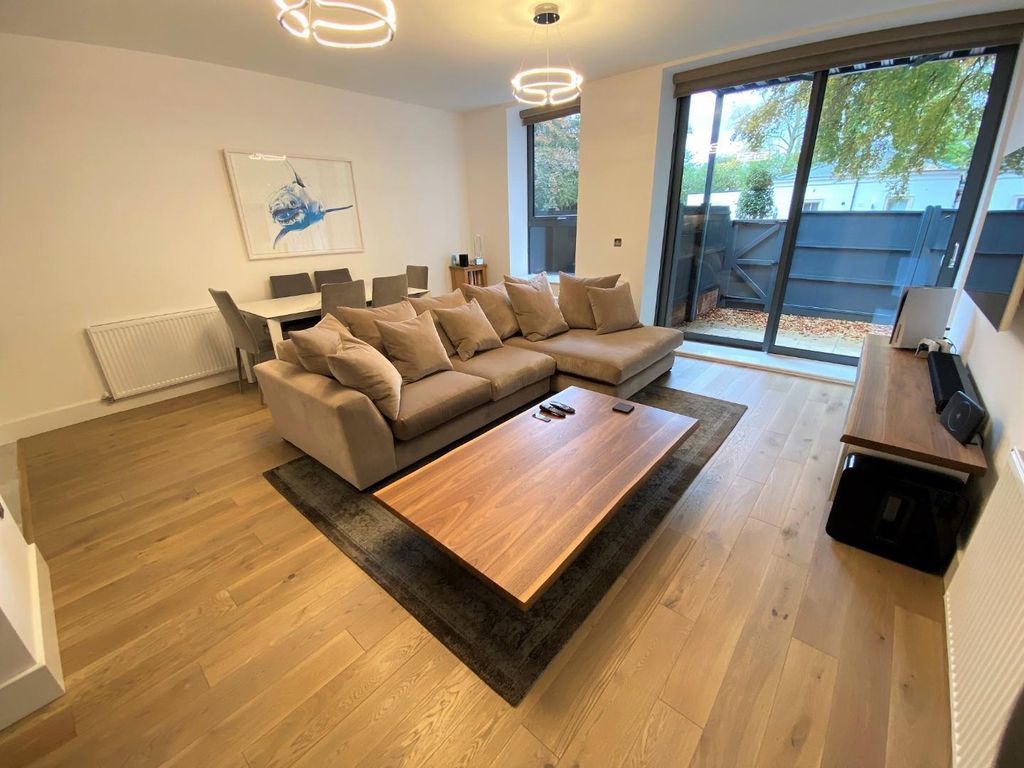 Property photo 2 of 15 Lounge
