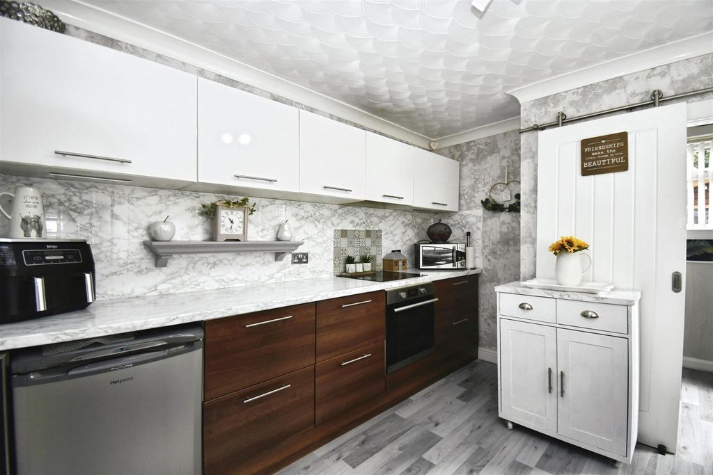 Property photo 2 of 28 Kitchen