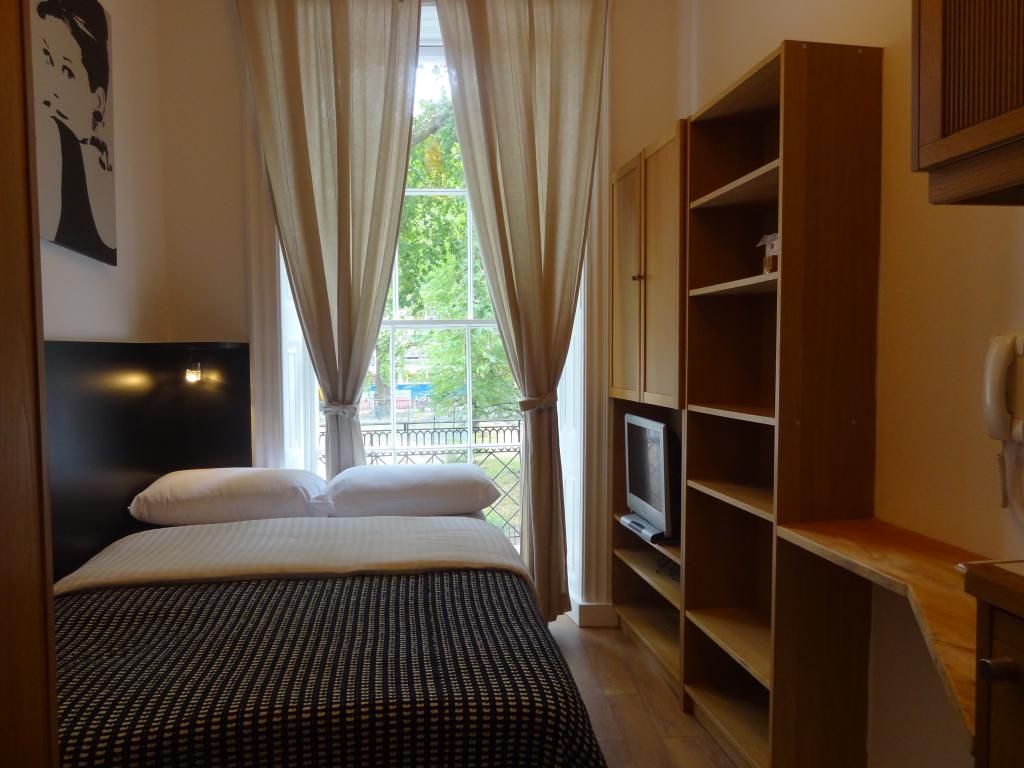 Property photo 1 of 5 Studio To Rent