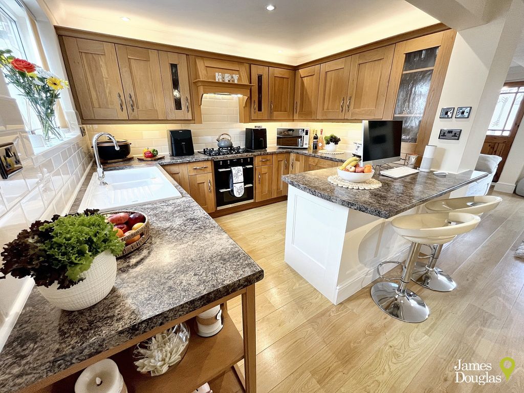 Property photo 2 of 20 Kit1 (1)