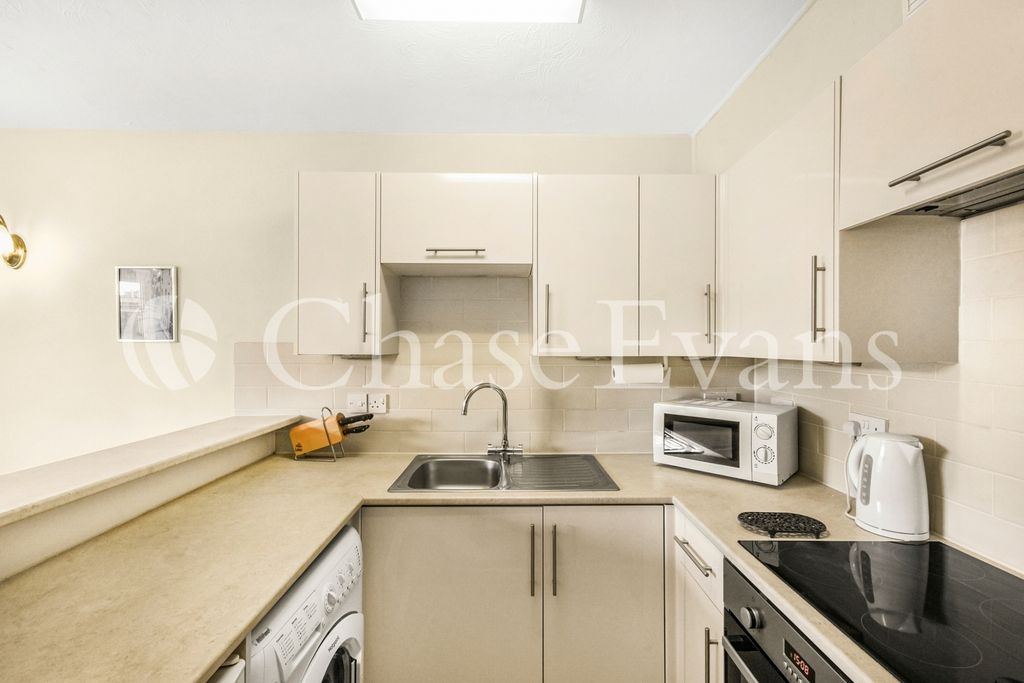 Property photo 3 of 10 Ambassador Square, I