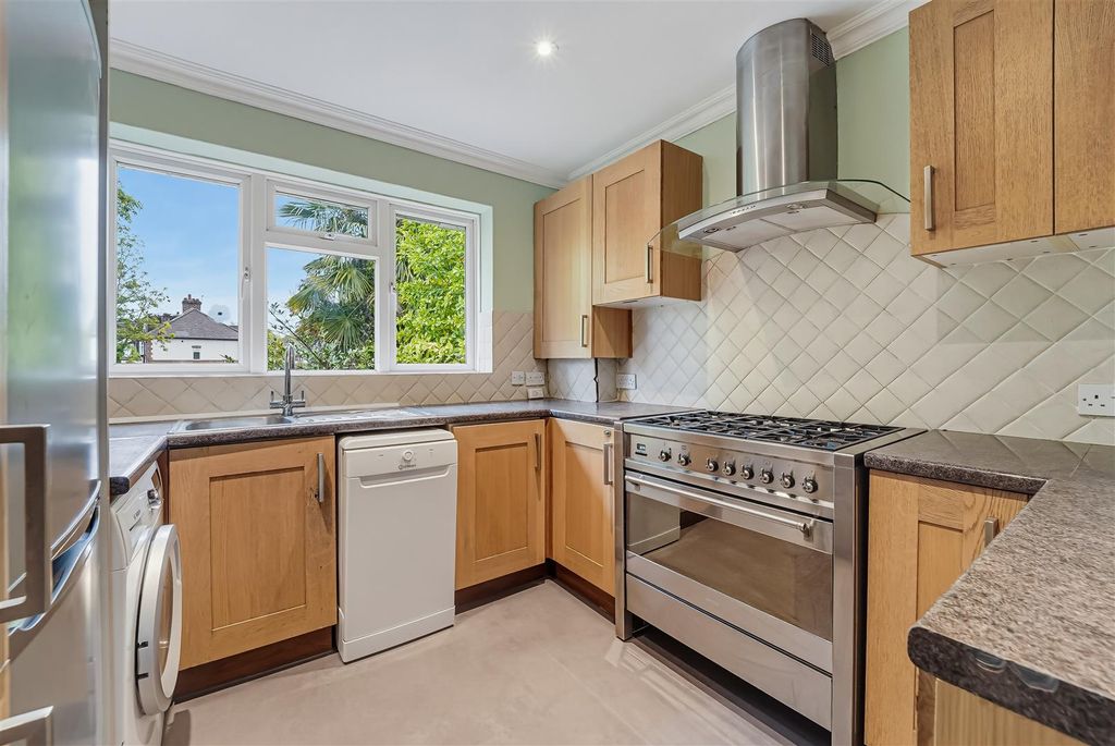 Property photo 3 of 10 Kitchen