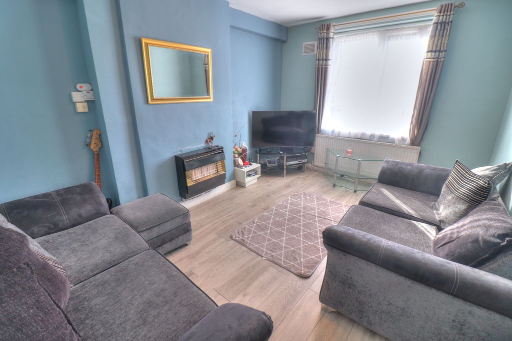 Property photo 2 of 13 Lounge