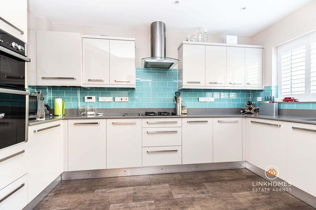 Property photo 3 of 27