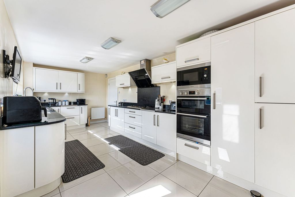 Property photo 3 of 37