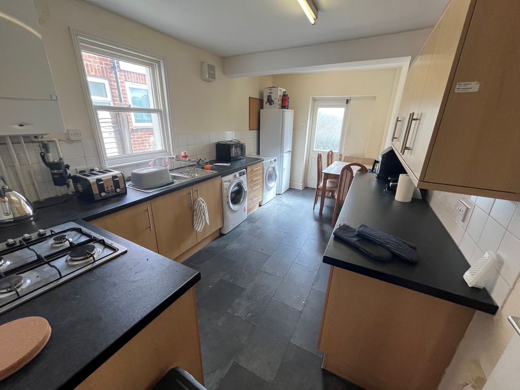 Property photo 2 of 4 Kitchen