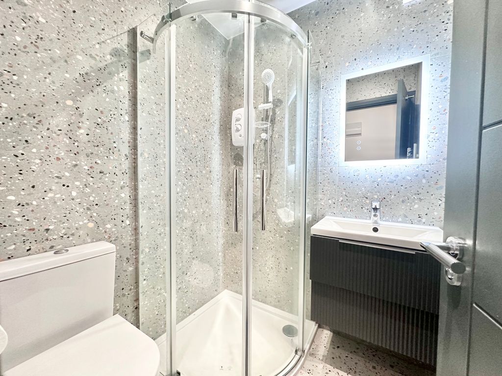 Property photo 3 of 8 Ensuite