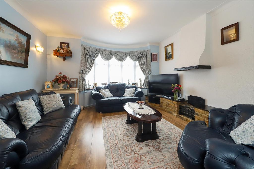 Property photo 2 of 19 Dawlish Drive