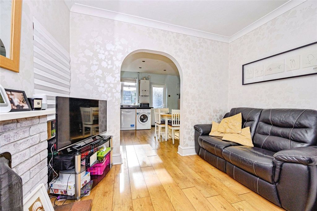 Property photo 3 of 13 Lounge