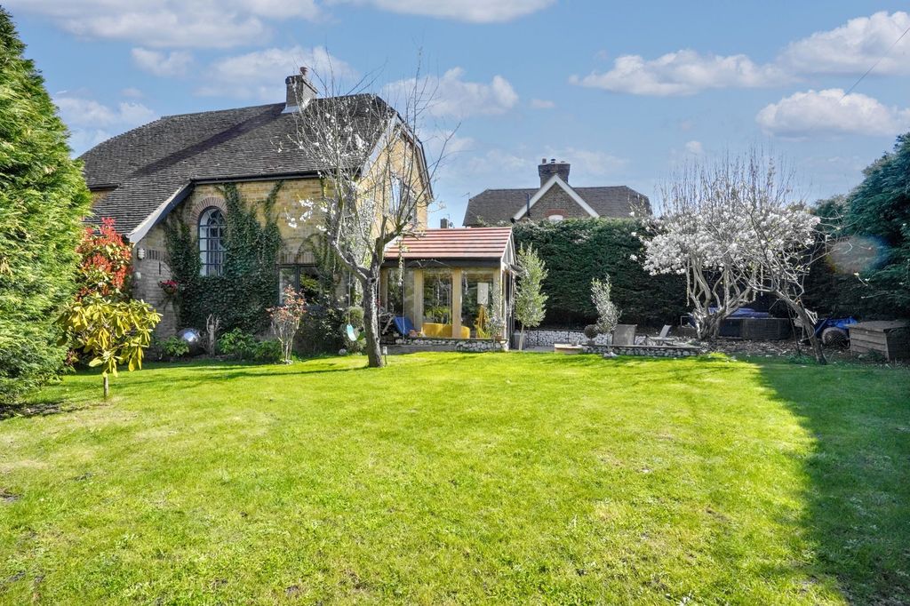 Property photo 2 of 28