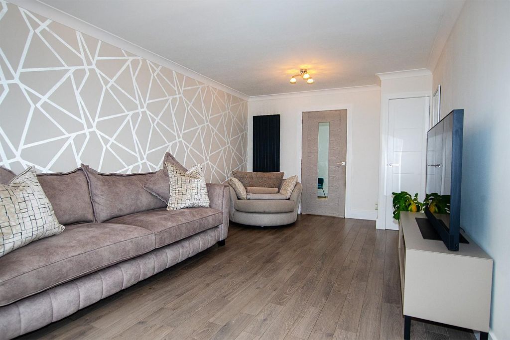 Property photo 3 of 17 Lounge