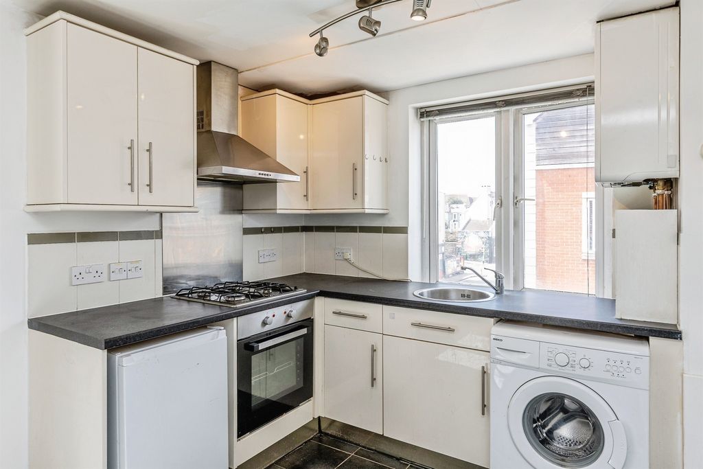 Property photo 3 of 11 Kitchen