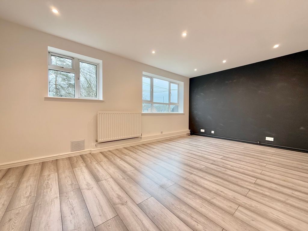 Property photo 3 of 7 Living Room