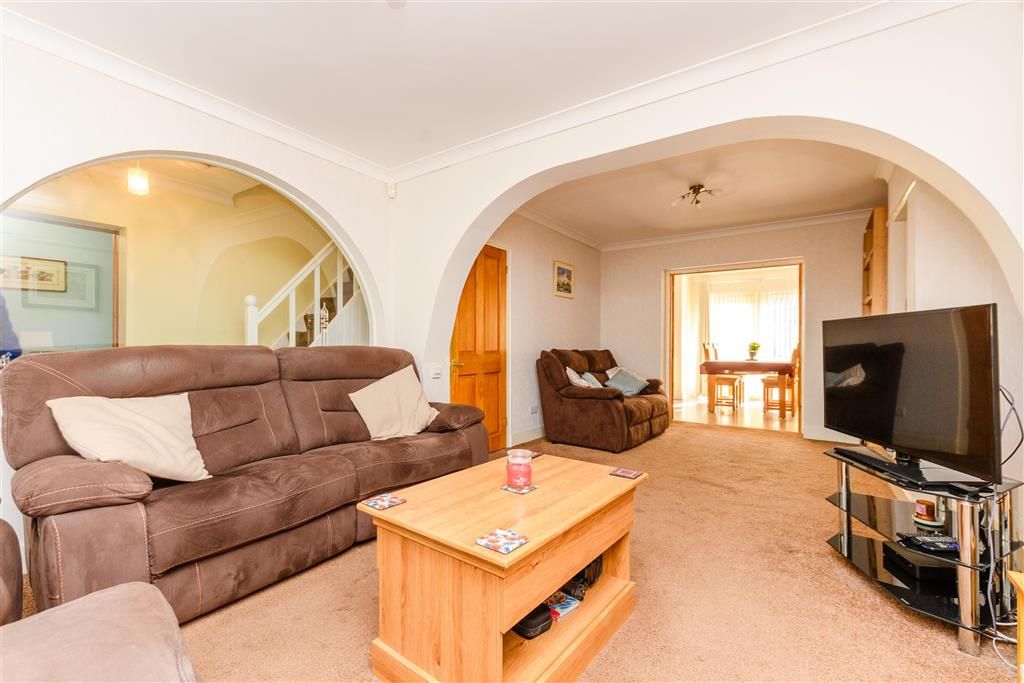 Property photo 3 of 11 Lounge