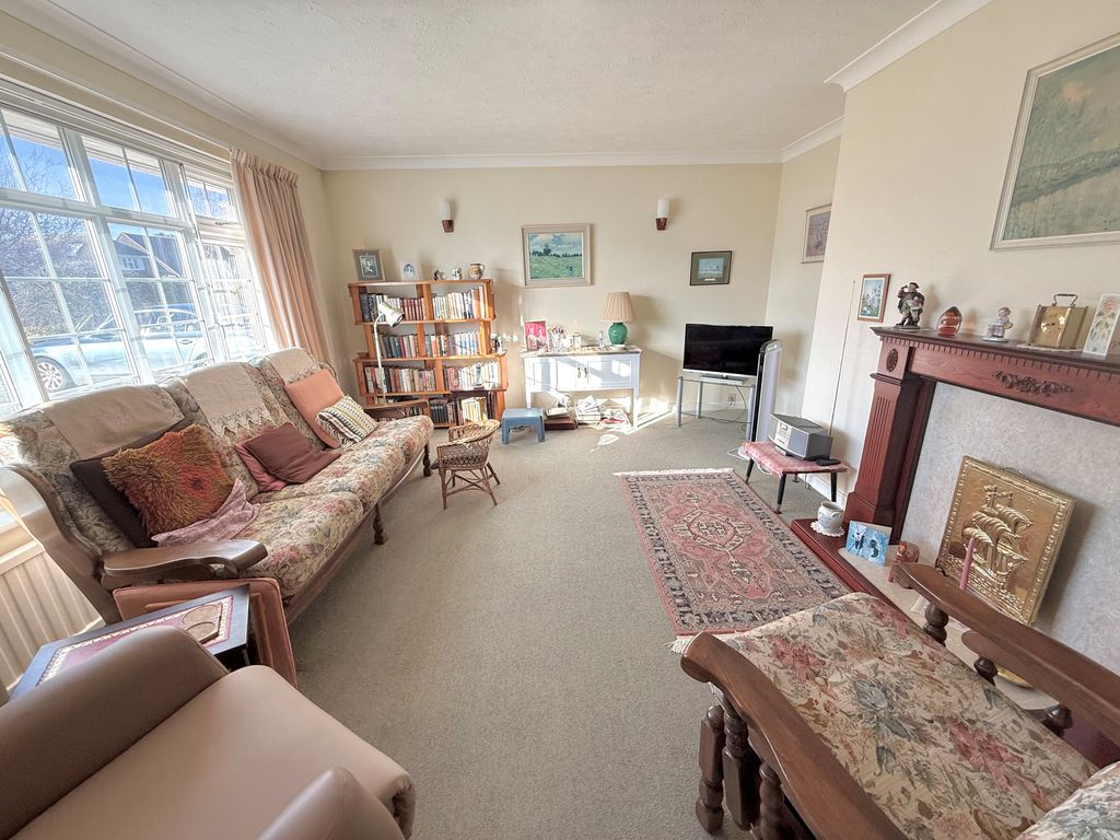 Property photo 2 of 14 37 Jervis Avenue Lounge 1