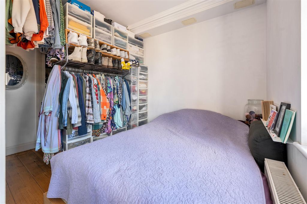 Property photo 2 of 17 Kingsland Road, E8