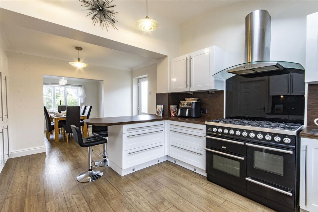 Property photo 2 of 35 Breakfast Kitchen