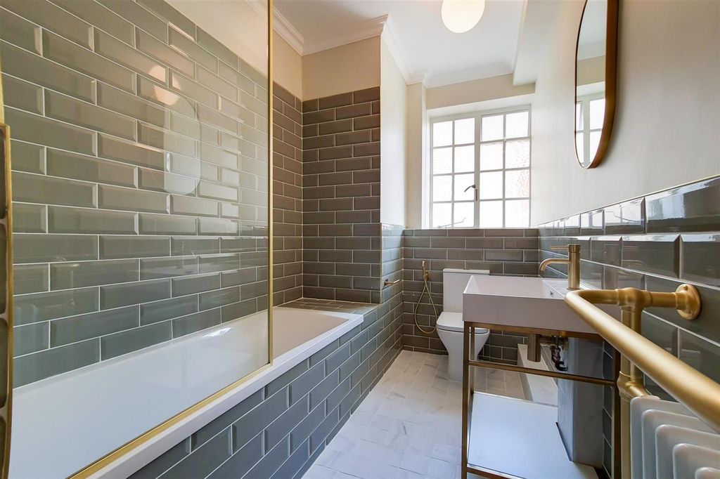 Property photo 2 of 11 Bathroom