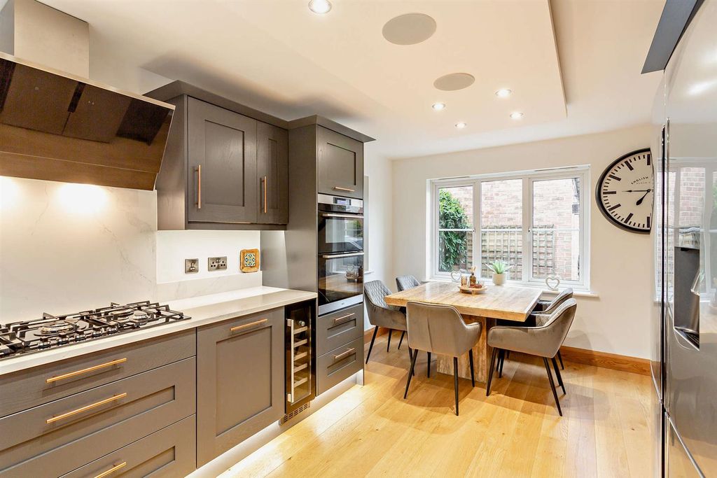 Property photo 3 of 14 8687863-Interior12-800.Jpg