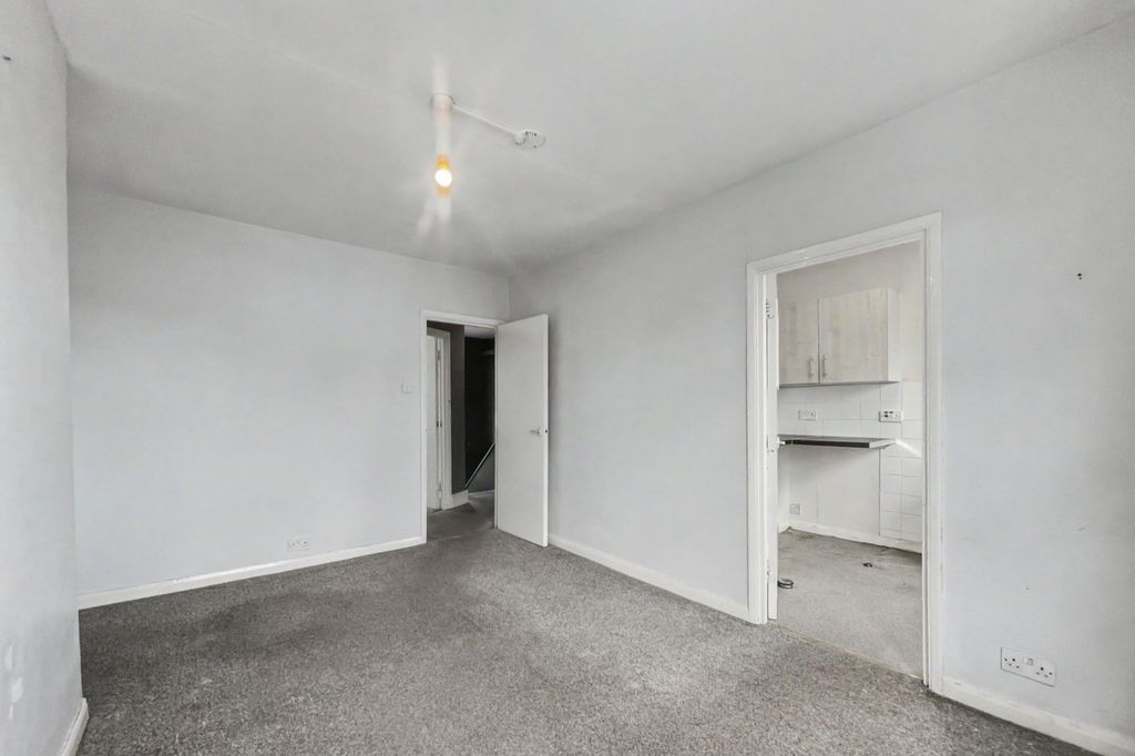 Property photo 3 of 9 Flat C, 7 Ariel Road, West Hampstead, London Nw6 2DX