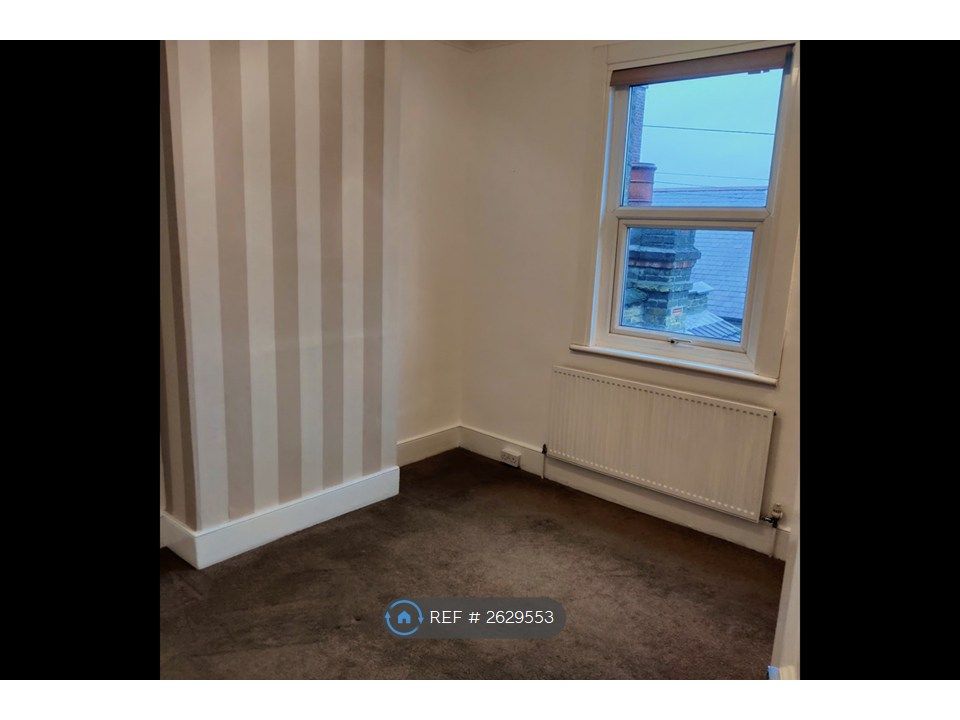 Property photo 3 of 6 Large Double Bedroom