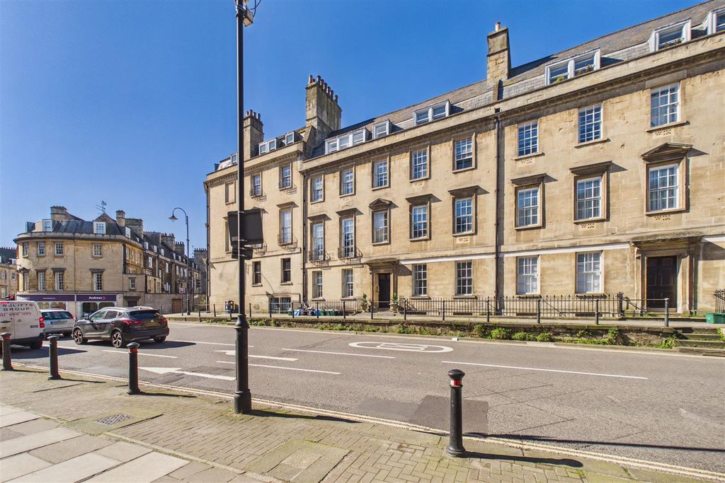Property photo 1 of 17 Flat 4, 2 Fountain Buildings, Walcot, Bath BA1 5Du